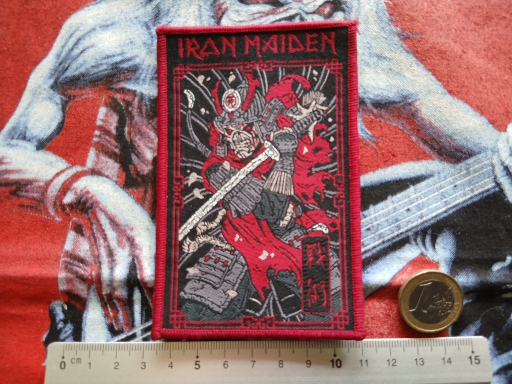 Iron Maiden mooie Senjutsu patch 335 ltd edition rode border, Verzenden, Nieuw, Kleding