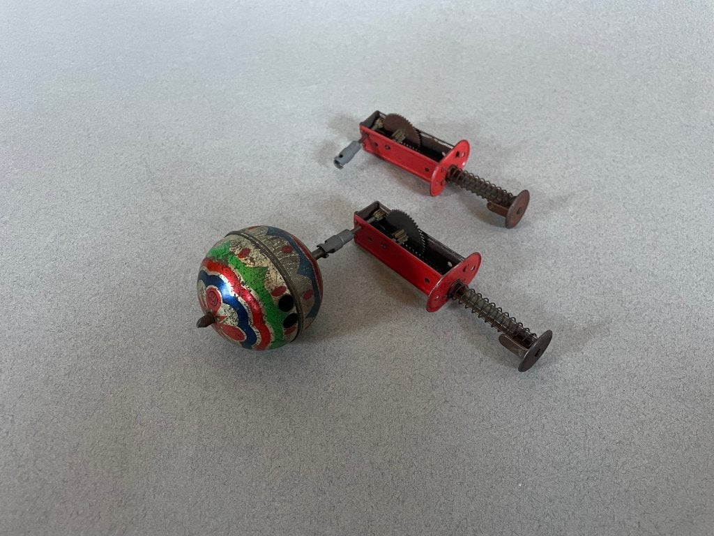 Antieke blikken tol met twee aandrijfmechanismen vooroorlogs, Ophalen of Verzenden