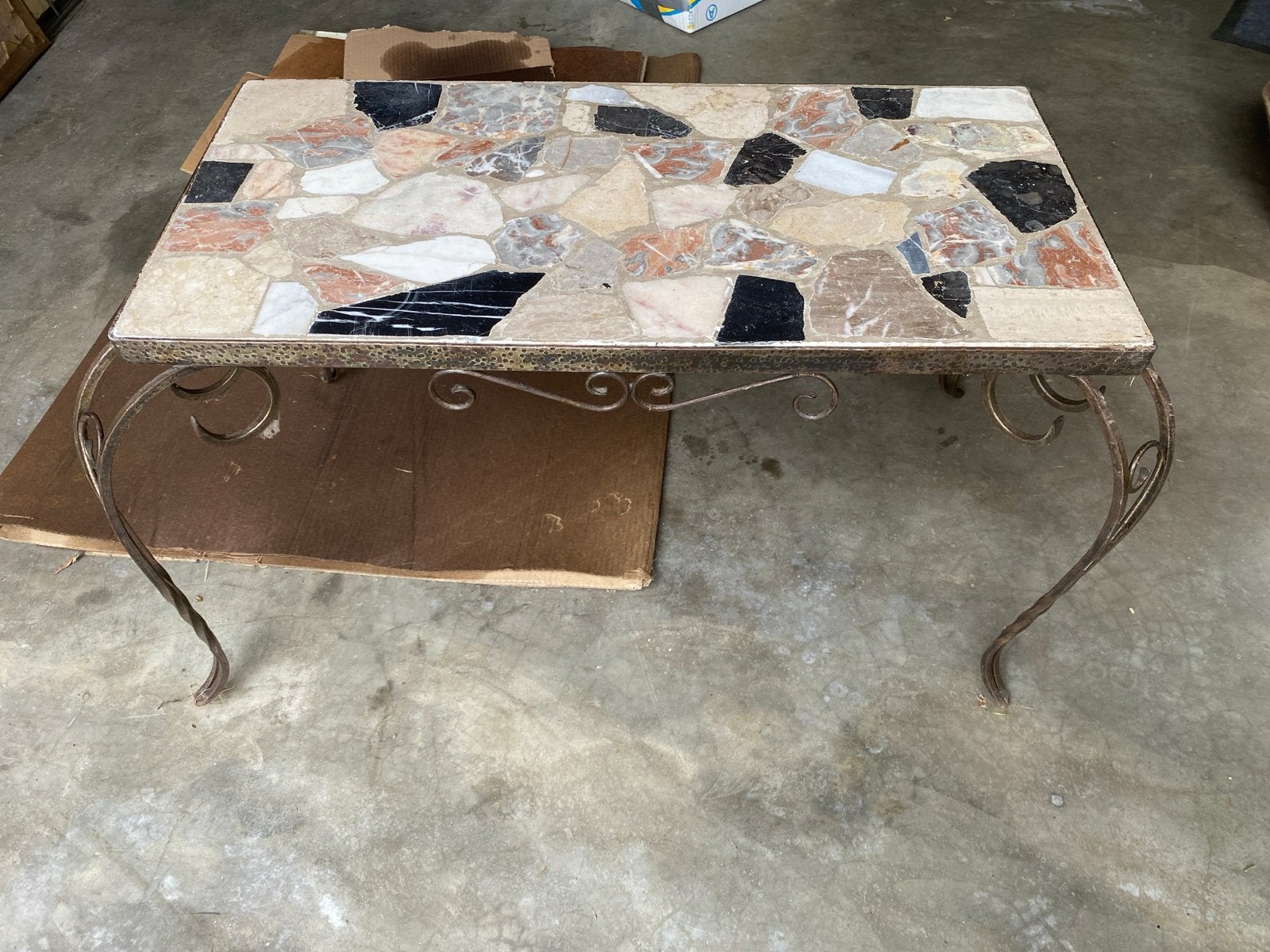 Vintage salontafel met mozaek blad en smeedijzeren onderste, Ophalen