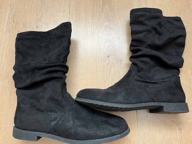 Mooie suède zwaarte laarzen maat 39 voor dames, meisjes, Kleding | Dames, Hoge laarzen, Zwart, Ophalen of Verzenden, Zo goed als nieuw