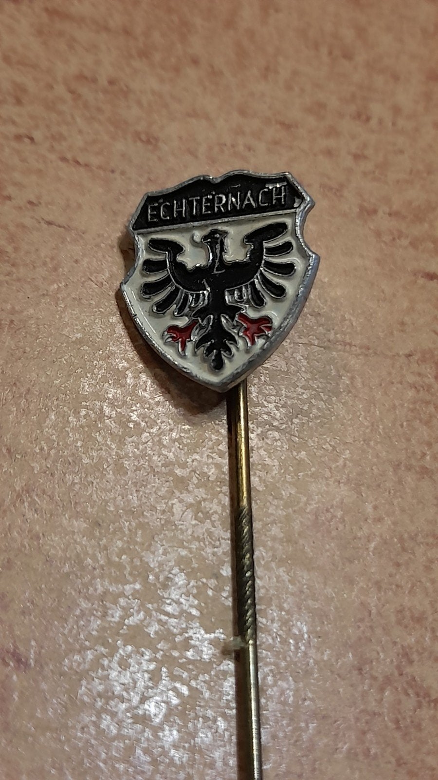 Vintage Echternach reversspeld/pin met adelaar, Verzenden, Gebruikt