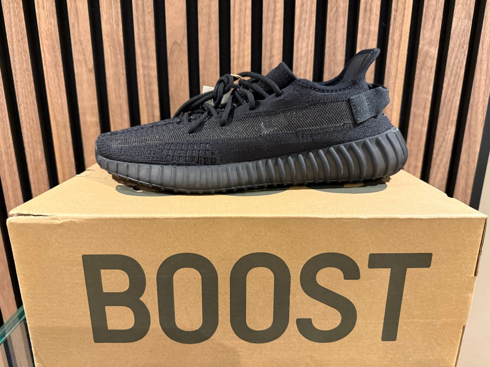 adidas Yeezy Boost 350 V2 Onyx HQ4540 maat 45⅓ / US11, Ophalen of Verzenden, Nieuw, Zwart, Sportschoenen