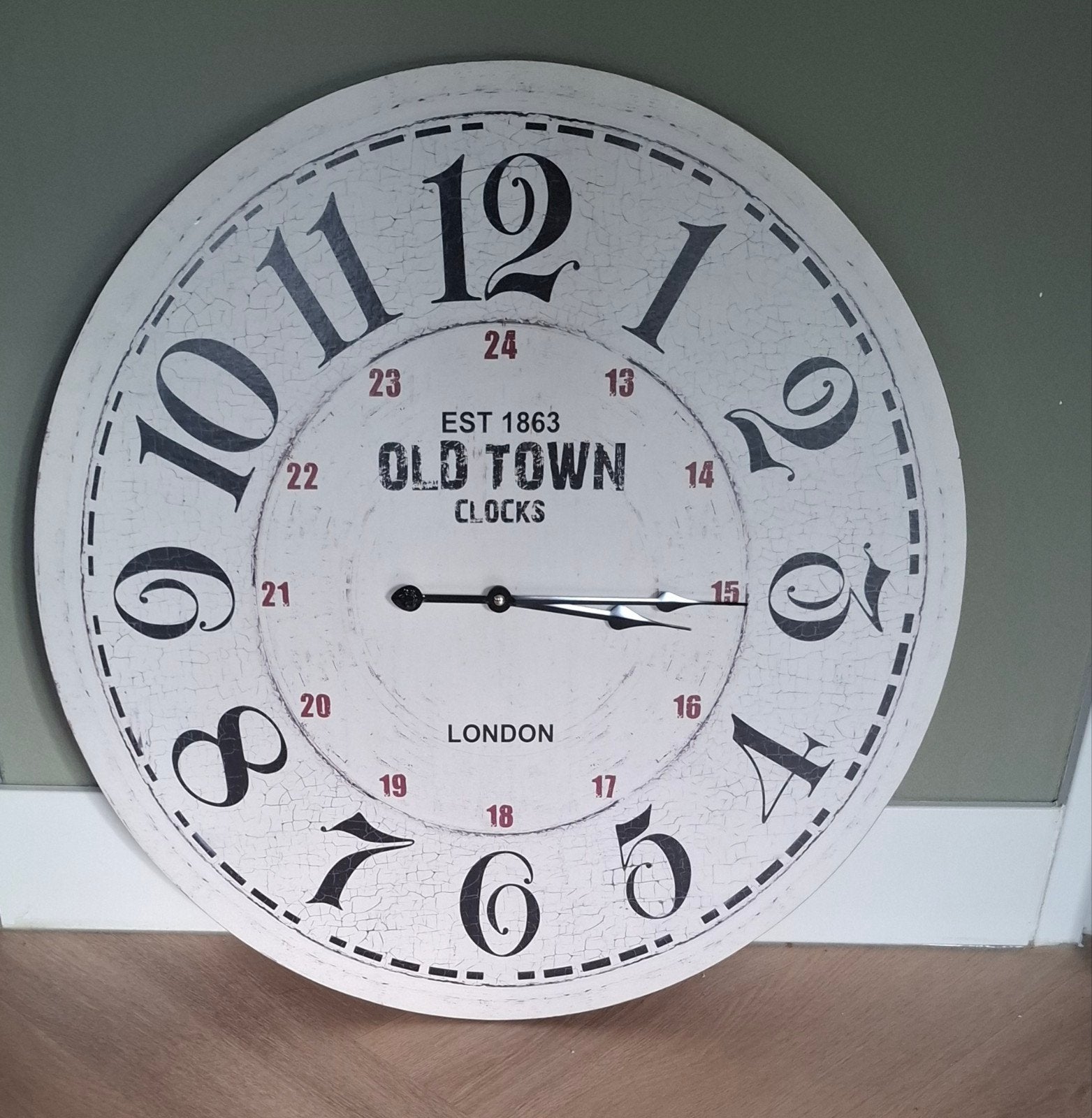 Grote wandklok 'Old Town Clocks' op batterijen, Ophalen