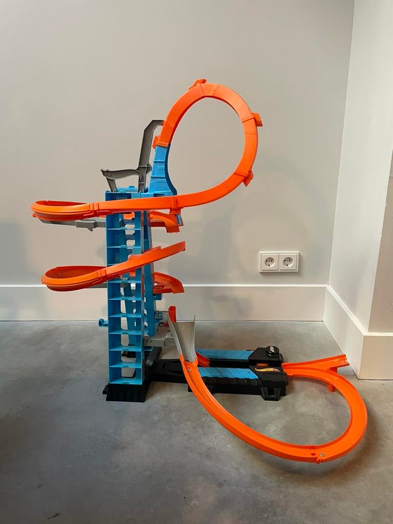 Hotwheel racebaan wolkenkrabber, Ophalen, Zo goed als nieuw, Elektrisch, Overige merken