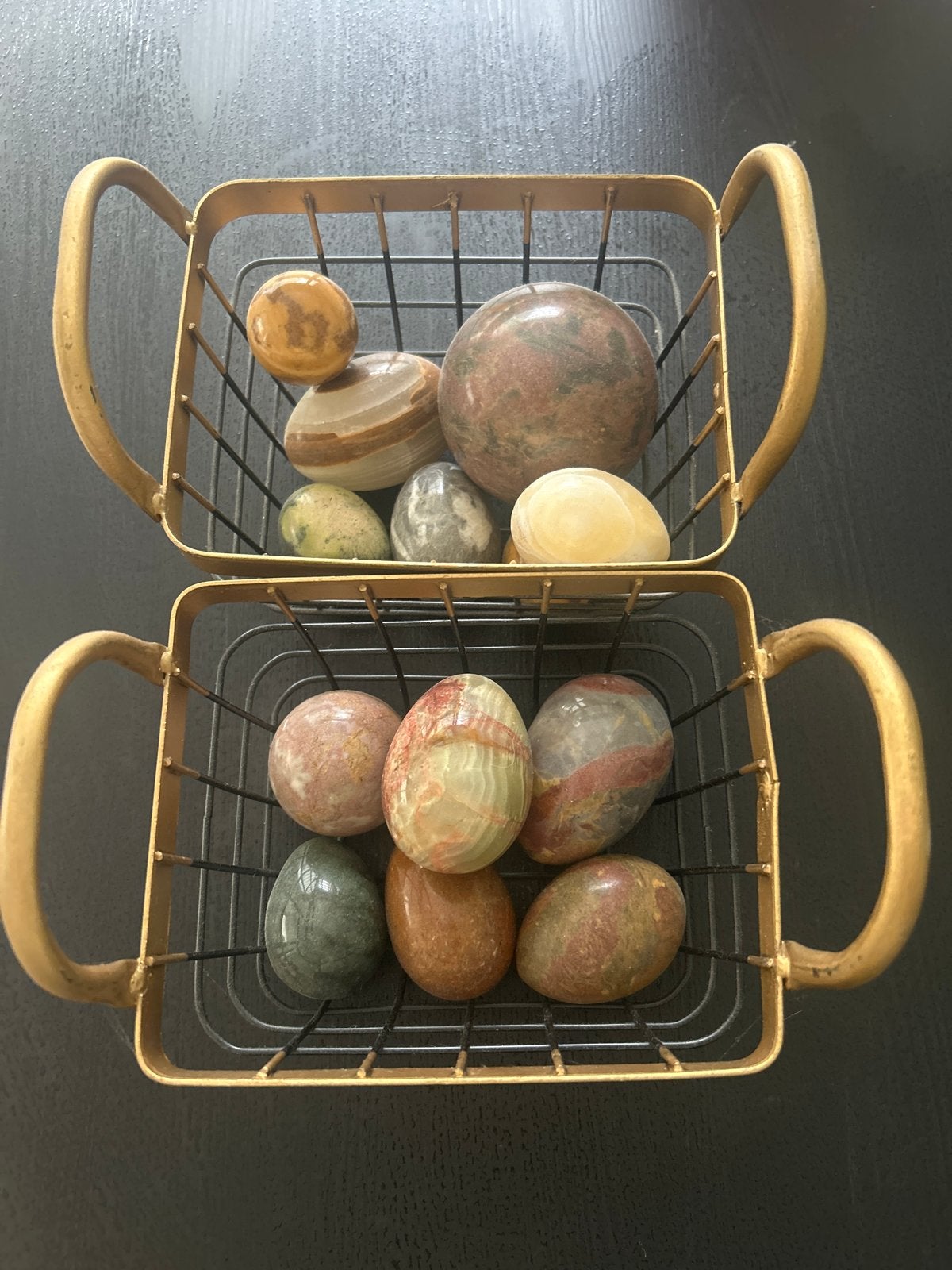 Mand met natuurstenen / edelstenen eieren en bollen, Ophalen of Verzenden, Gebruikt