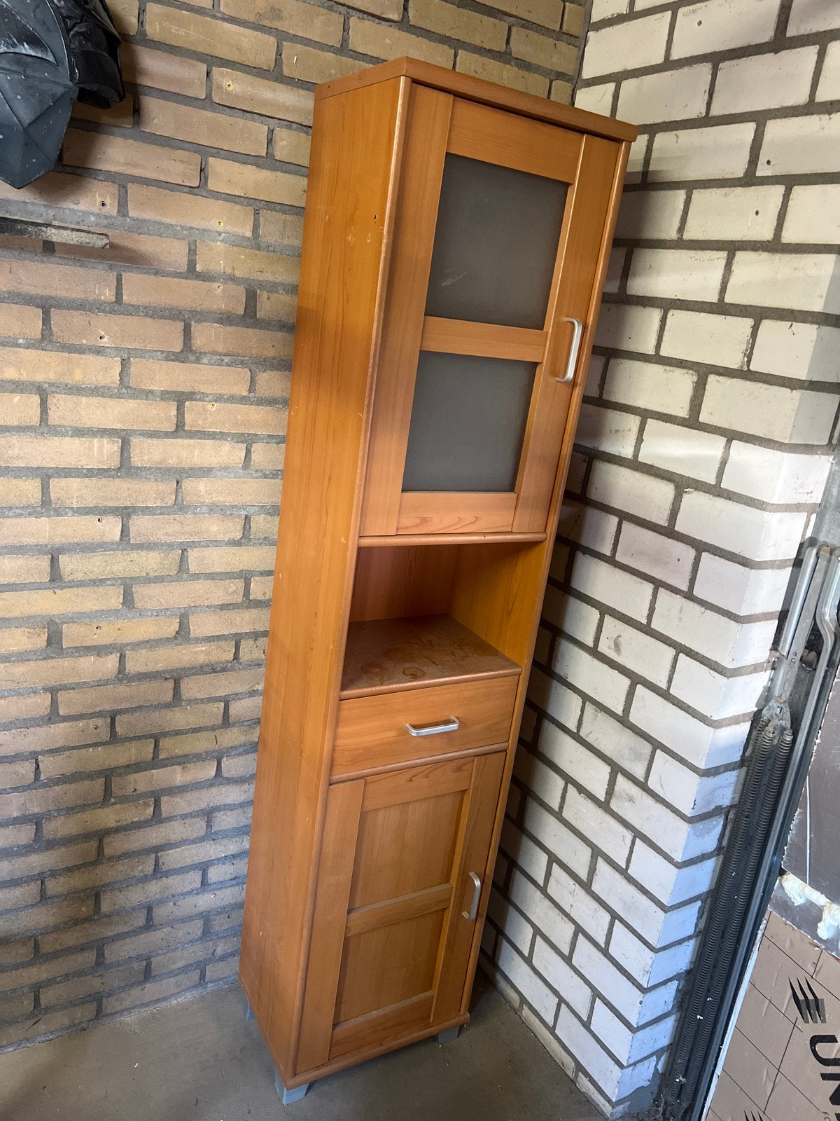 Hoge smalle kast met lade en glazen deur, Ophalen, Gebruikt