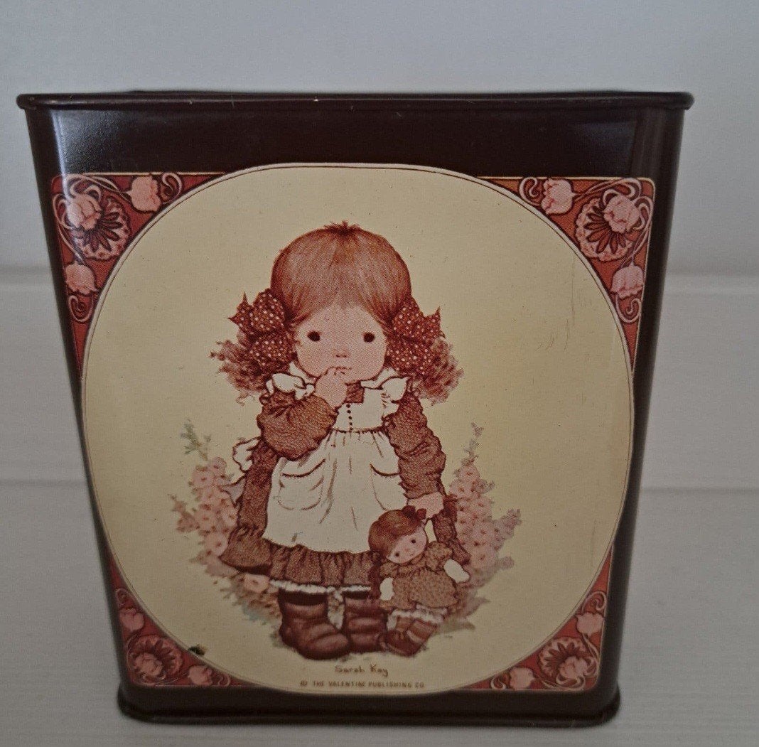 Vintage Sarah Kay spaarpot blik - Meisje met pop, Verzamelen, Ophalen of Verzenden, Gebruikt, Metaal of Blik, Strip- of Tekenfilmfiguur