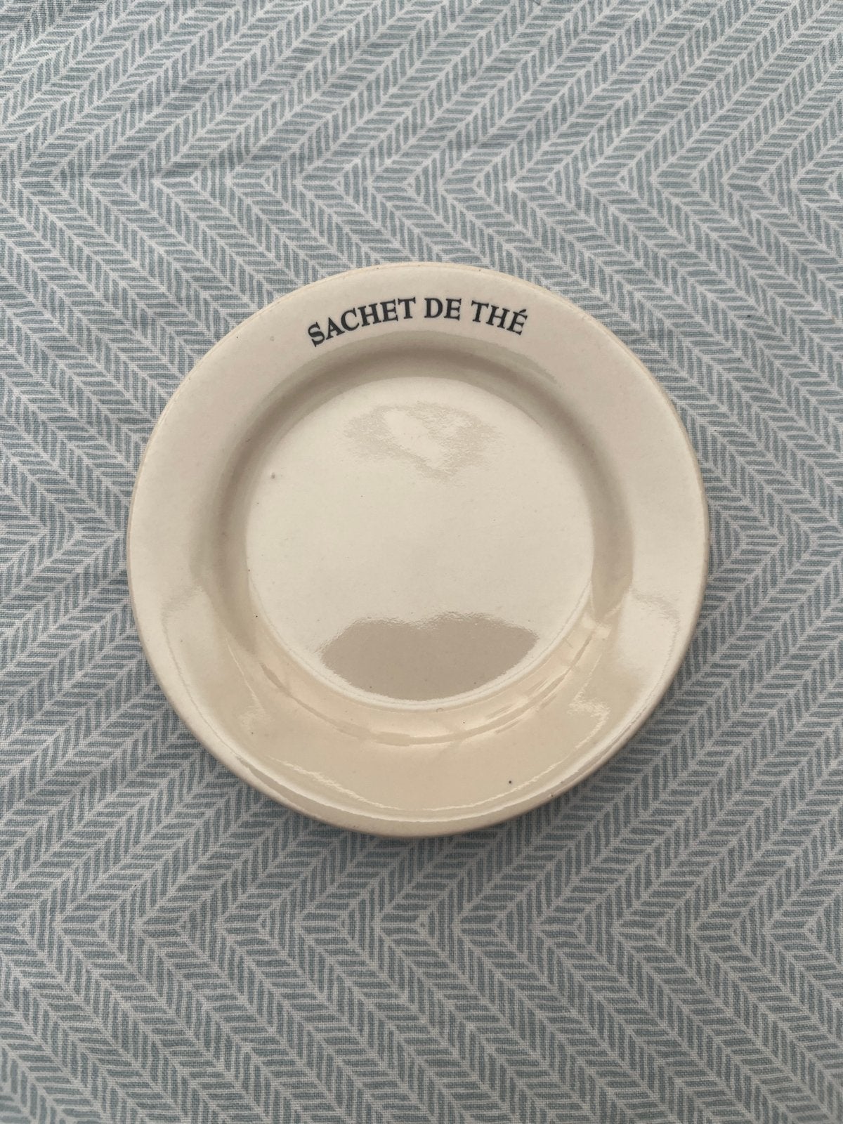 Riviera Maison schoteltje Sachet de Thé, Huis en Inrichting, Keuken | Servies, Gebruikt, Overige merken, Keramiek, Ophalen of Verzenden