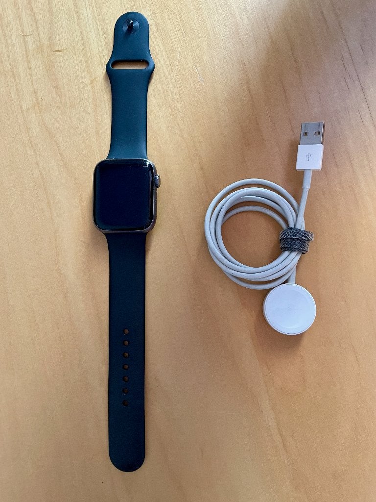 Apple Watch Series 4 Space Gray 44mm met 2 opladers, Sieraden, Tassen en Uiterlijk, Smartwatches, Ophalen, Gebruikt, Apple Watch ⌚️