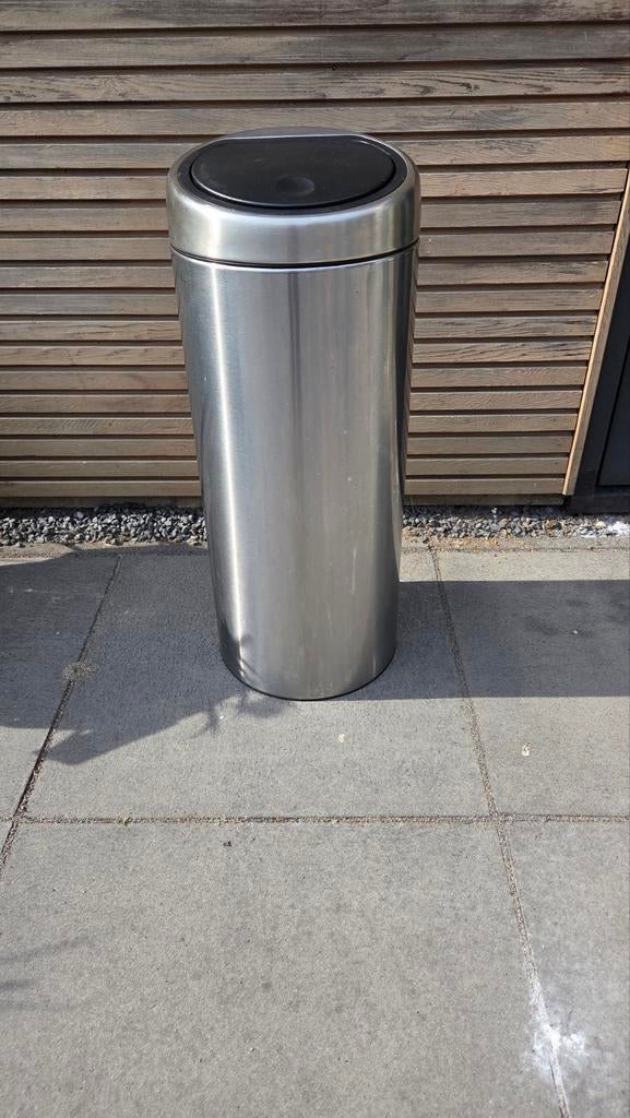 Brabantia prullenbak RVS met zwarte deksel, Ophalen, Gebruikt, 50 tot 75 cm, 20 tot 30 liter