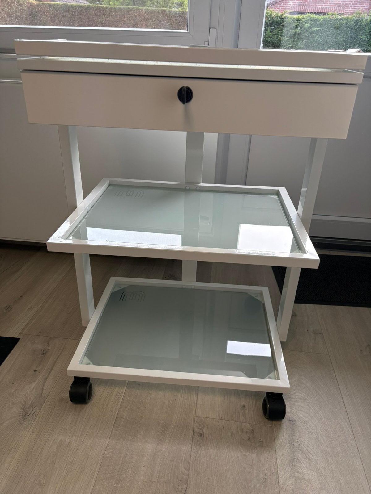 Salon tafel voor pedicure of schoonheidssalon, Ophalen, Zo goed als nieuw, 70 tot 120 cm