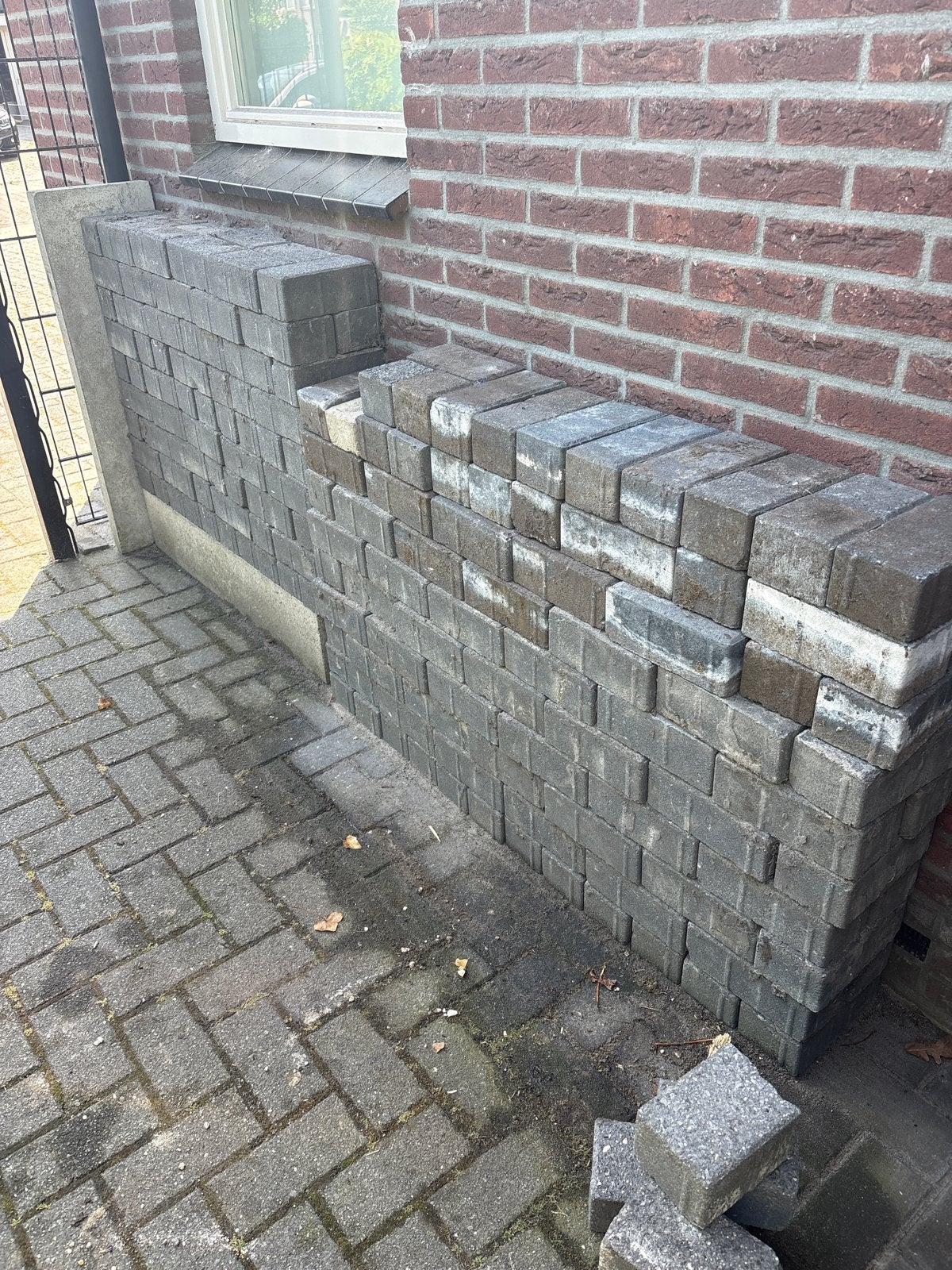 Gratis Betonklinkers en trottoirbanden., Ophalen, Gebruikt, Klinkers, 10 m² of meer