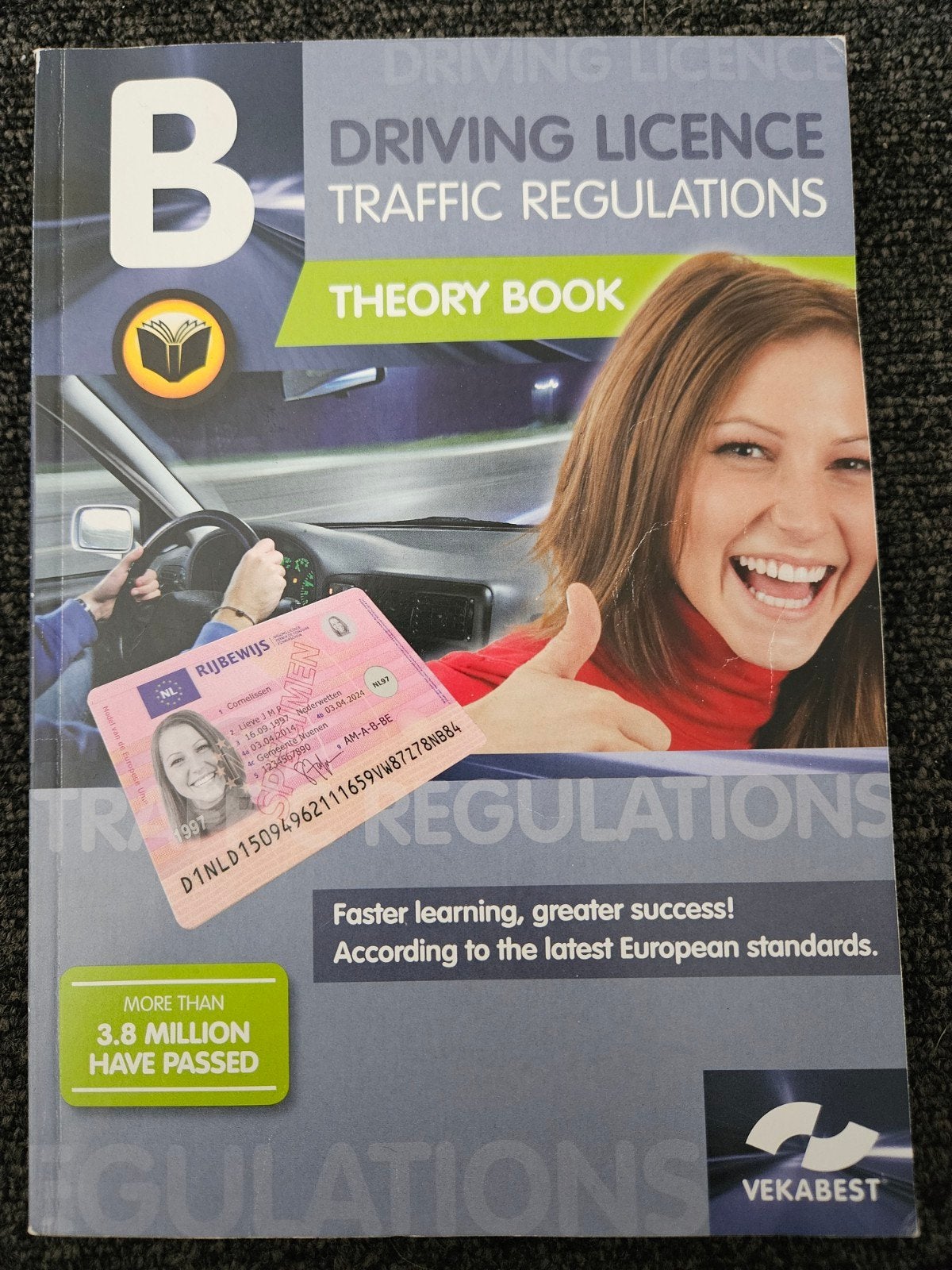 Vekabest Rijbewijs B Theorieboek - Verkeersregels ENGELS, Boeken, Gelezen, Ophalen of Verzenden, Gamma, Vekabest