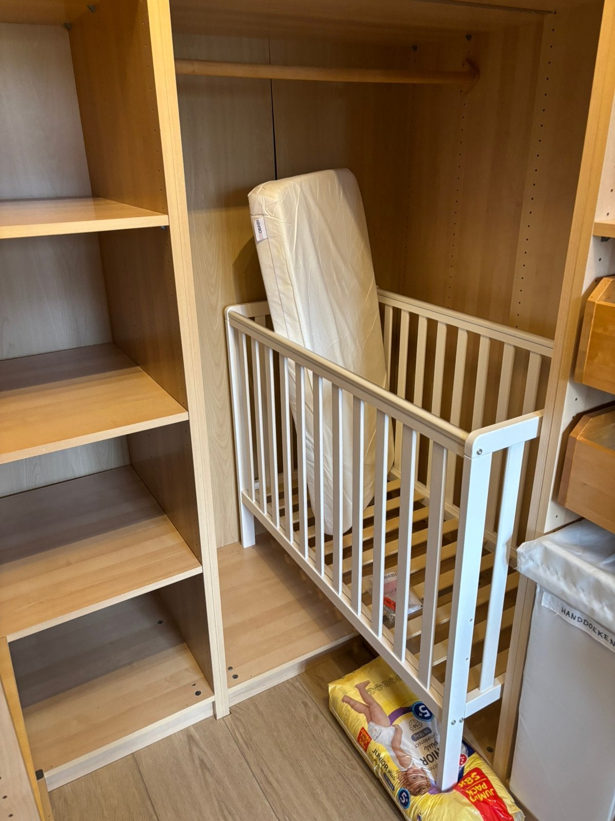 Smal ledikant voor een kleine kinderkamer, Kinderen en Baby's, Babywiegjes en Ledikanten, Ophalen, Zo goed als nieuw, Ledikant