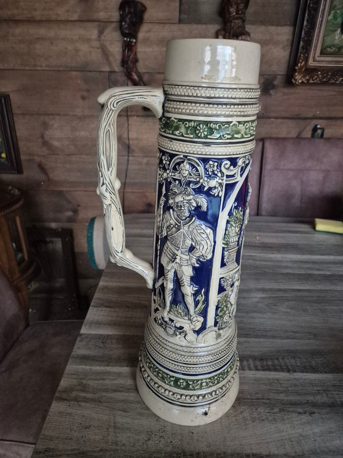 Antieke Duitse Bierpul met Reliëfdecoratie, Ophalen
