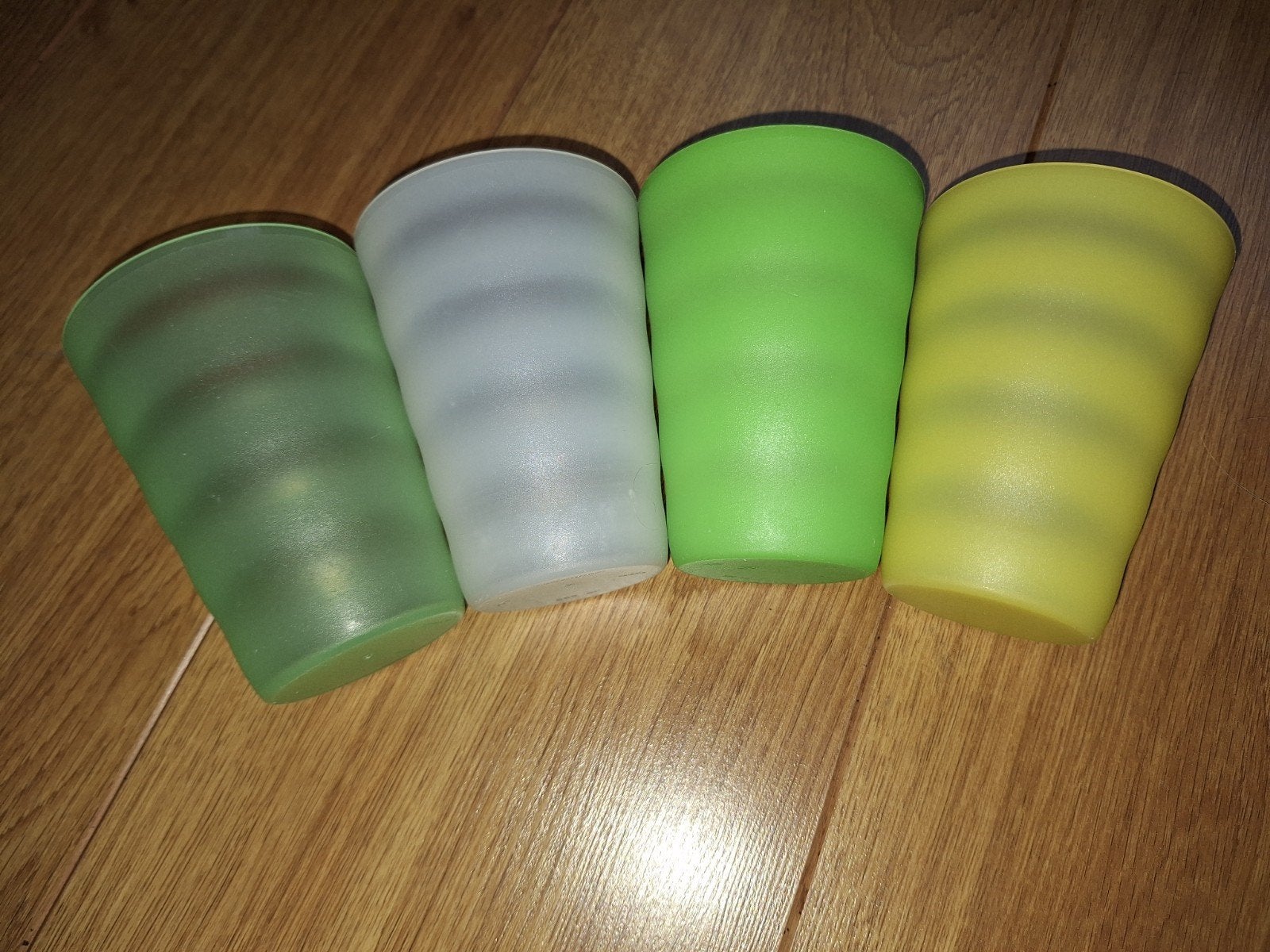 4 Tupperware bekers in diverse kleuren, Overige kleuren, Beker of Kan, Ophalen of Verzenden, Zo goed als nieuw