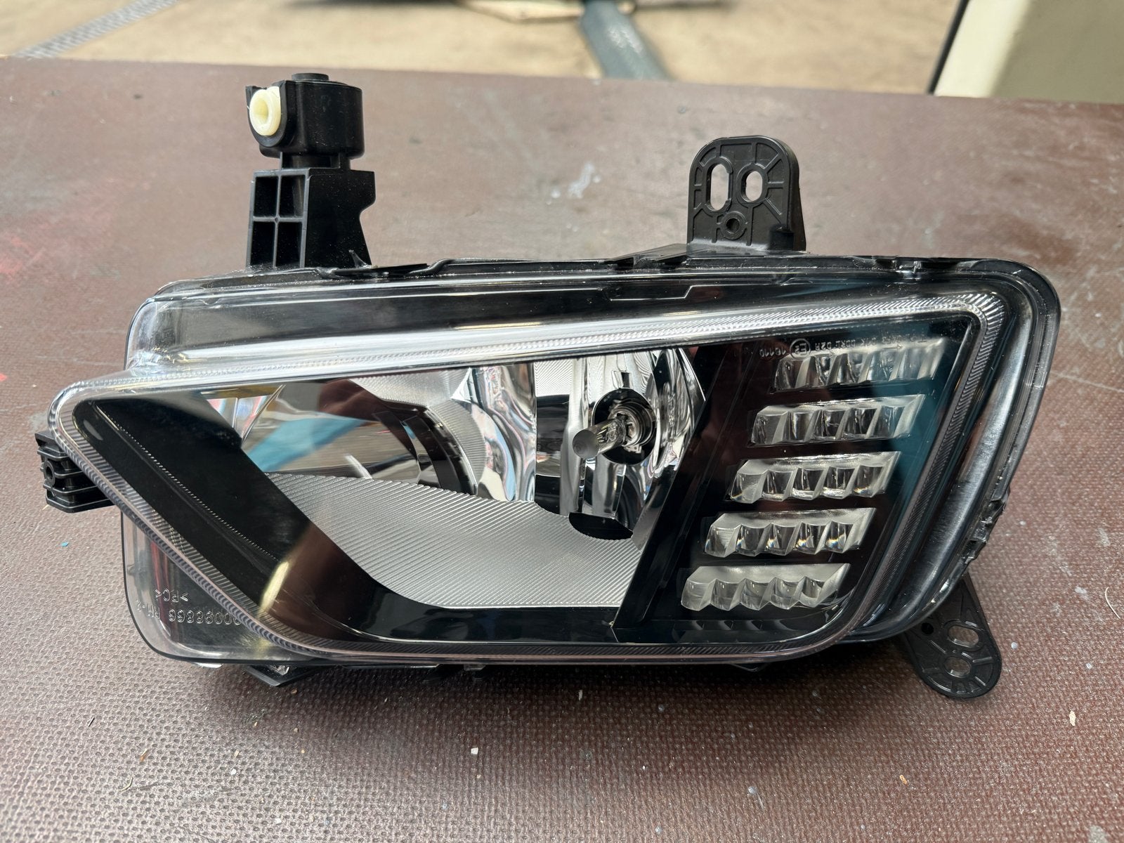VW Polo 2G Mistlamp Rechts  2C0.941.662.A, Auto-onderdelen, Ophalen of Verzenden, Gebruikt, Volkswagen