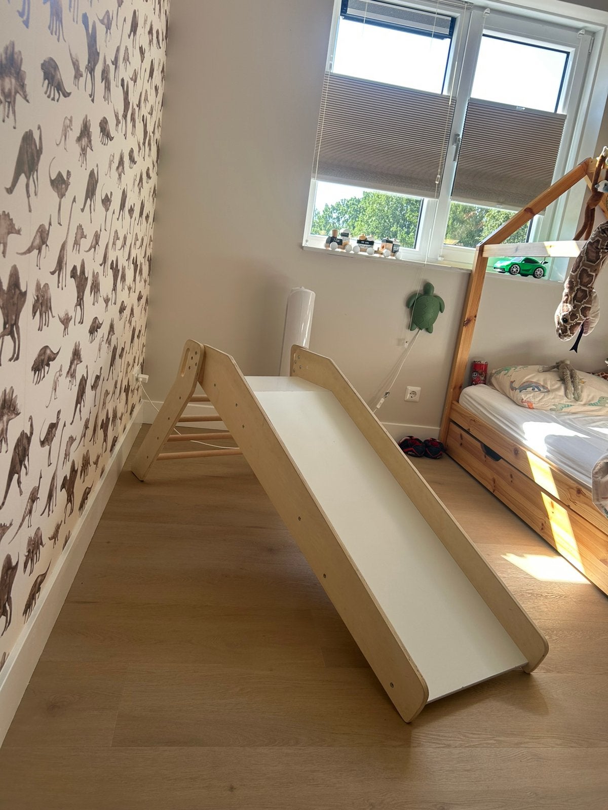 Kinderkamer spullen; glijbaan, tafel + stoelen en boekenrek, Ophalen, Zo goed als nieuw