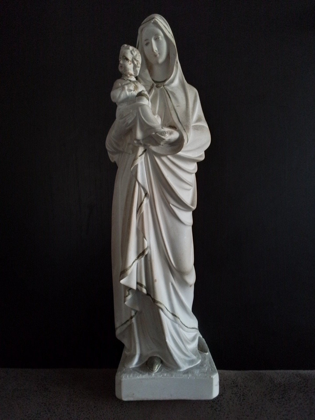 Antiek Mariabeeld met kind - Gipsen sculptuur, Gips, Ophalen of Verzenden, 20 - 50 cm, Wit