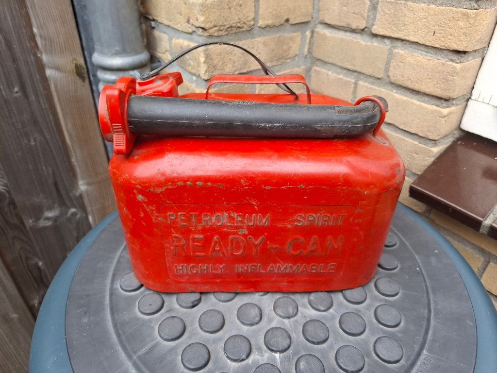 Vintage petroleum jerrycan rood, Ophalen of Verzenden