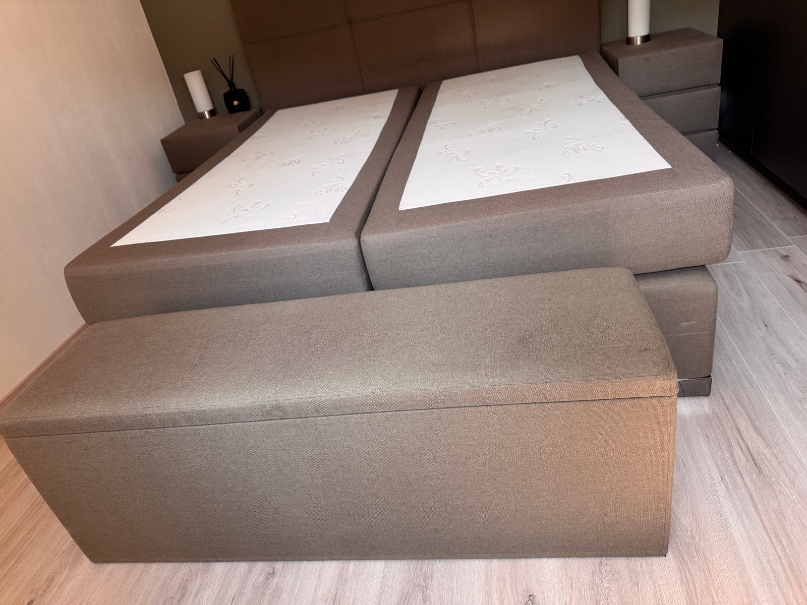 2 pers Swiss Sense boxspring met nachtkastjes en dekenkist, Huis en Inrichting, Slaapkamer | Bedden, Ophalen, Gebruikt, Bruin