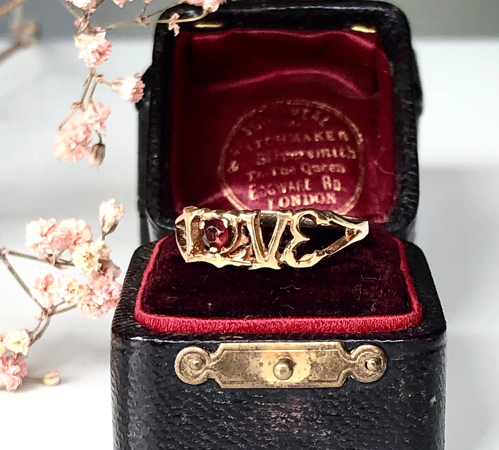 Vintage 9k gouden ring ‘love’ granaat maat 17, Gebruikt, Ophalen of Verzenden, 17 tot 18, Met edelsteen