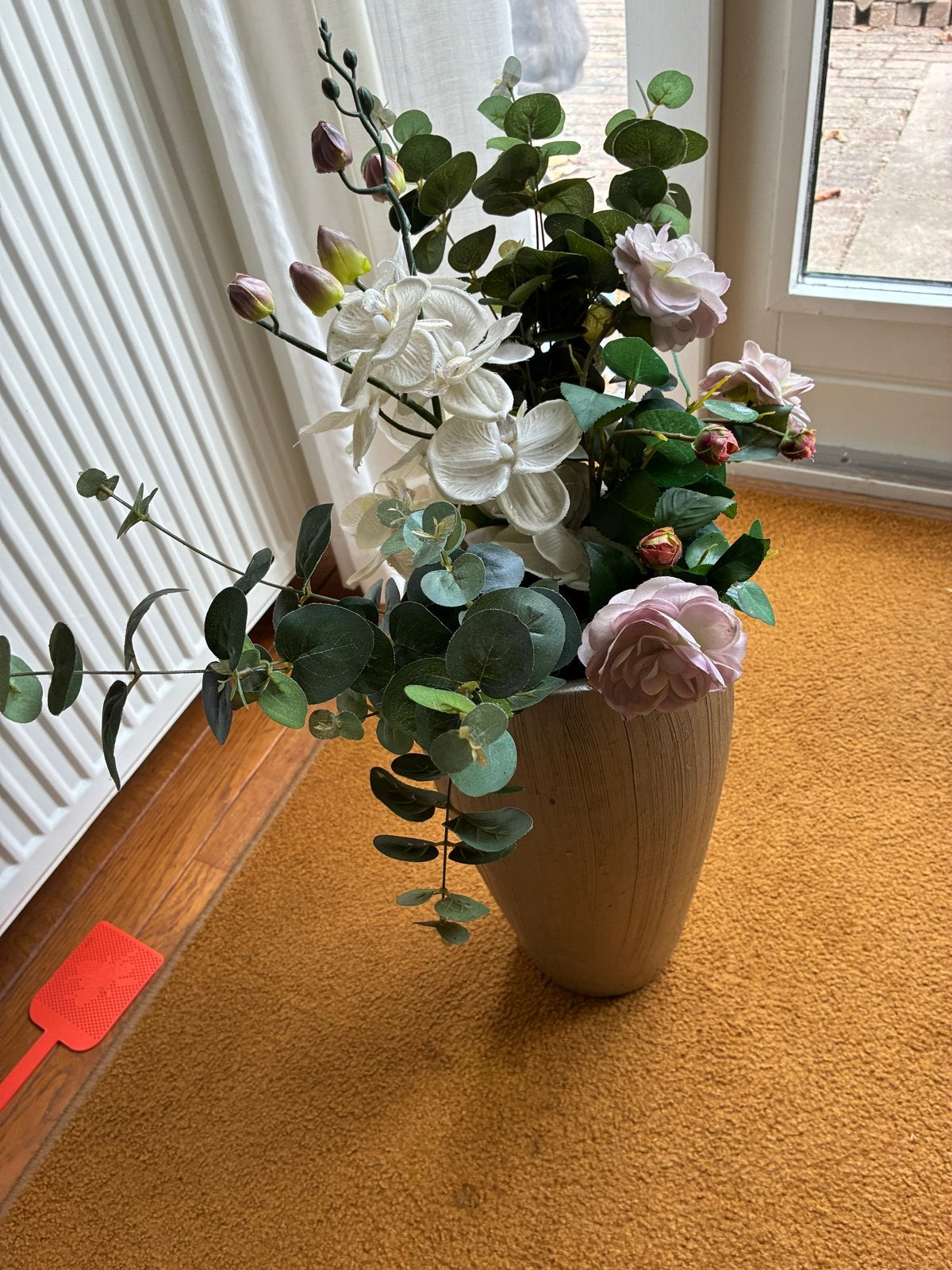 Grote vaas met kunstbloemen - Zo goed als nieuw, Huis en Inrichting, Ophalen, Beige, Inclusief decoratie, Zo goed als nieuw