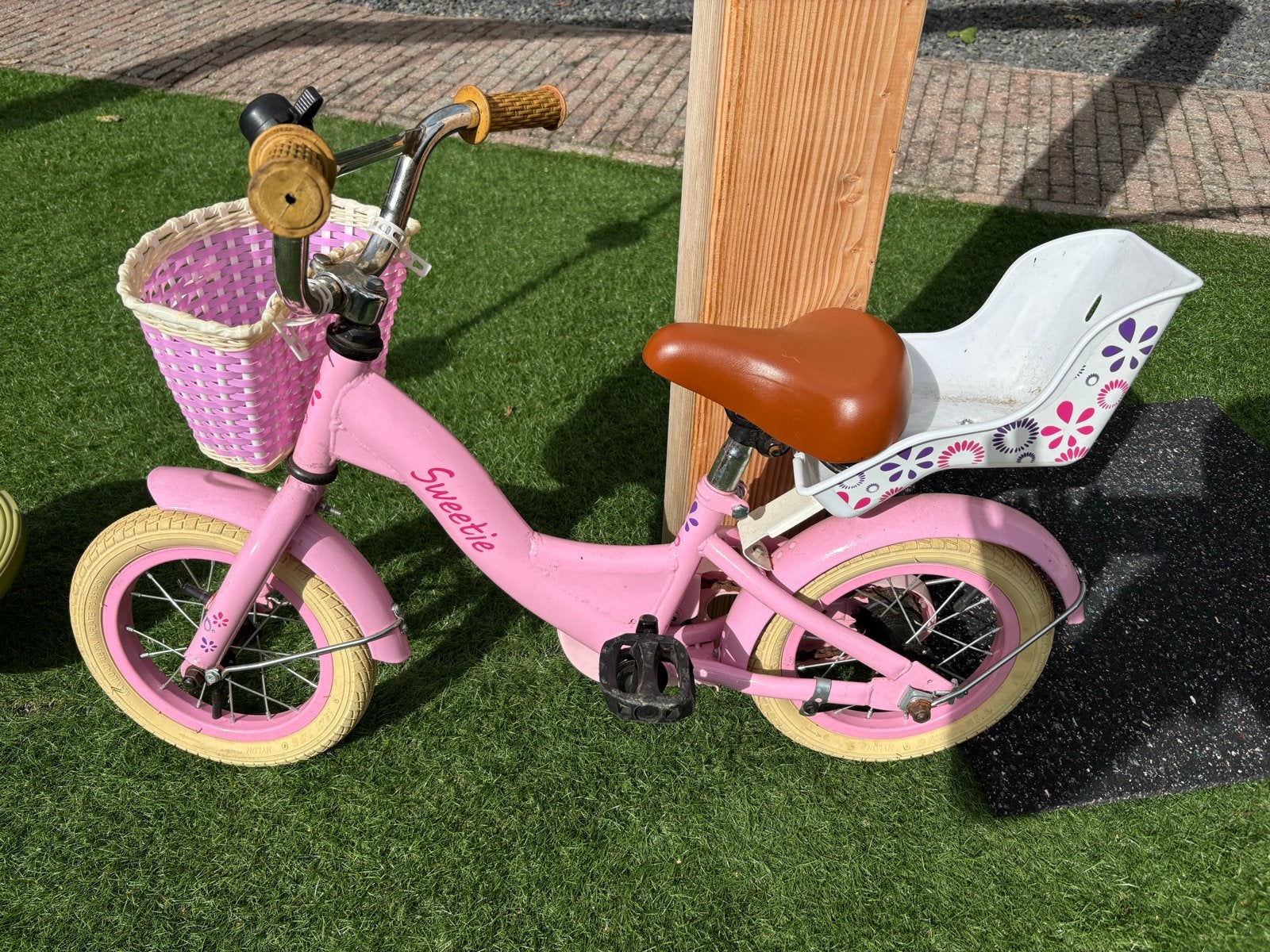 Roze Sweetie Kinderfiets met mandje en poppenzitje, Ophalen of Verzenden, Gebruikt, Terugtraprem, Minder dan 16 inch