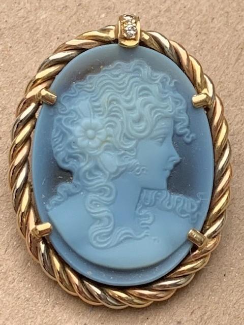 14k goud, agaat camee broche met 3 Top Wesselton briljantjes, Minder dan 4 cm, Nieuw, Ophalen of Verzenden, Met edelsteen