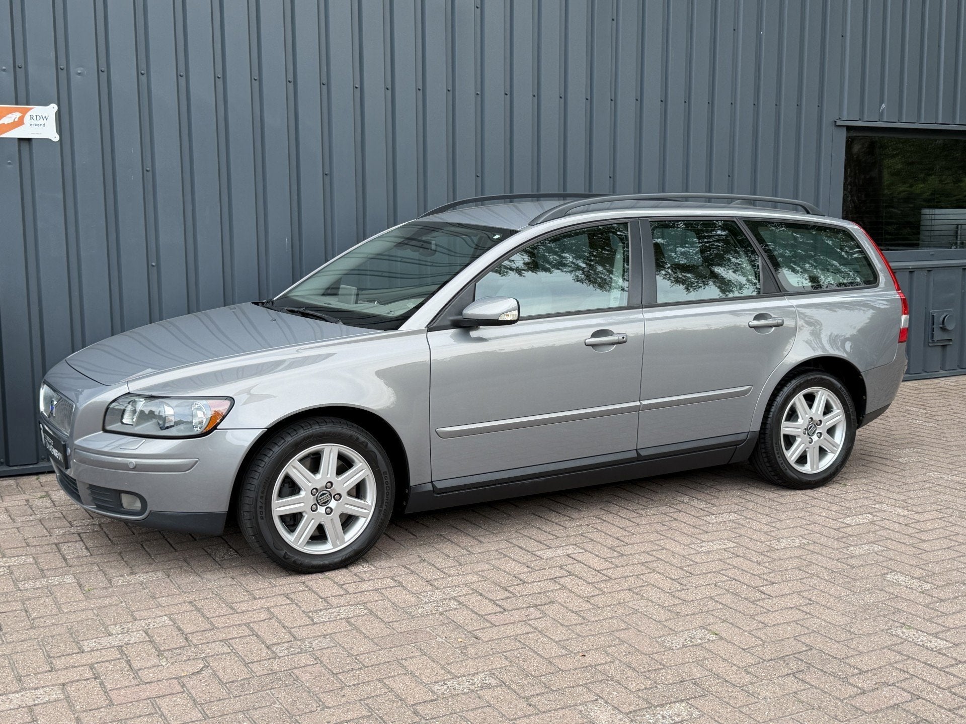 Volvo V50 2.5 T5 Summum YOUNGTIMER!/1E EIG!/DEALER OND.!/APK, Auto's, Navigatiesysteem, Gebruikt, 700 kg, 2521 cc
