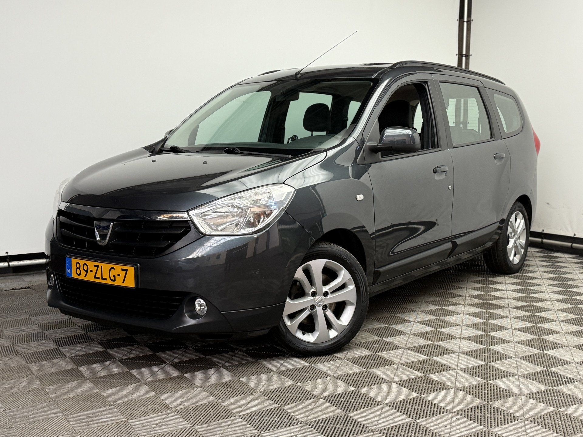 Dacia Lodgy 1.2 TCe Prestige 5p. Airco Navi LM16" Trekhaak N, Auto's, Voorwielaandrijving, Euro 5, Stof, Gebruikt