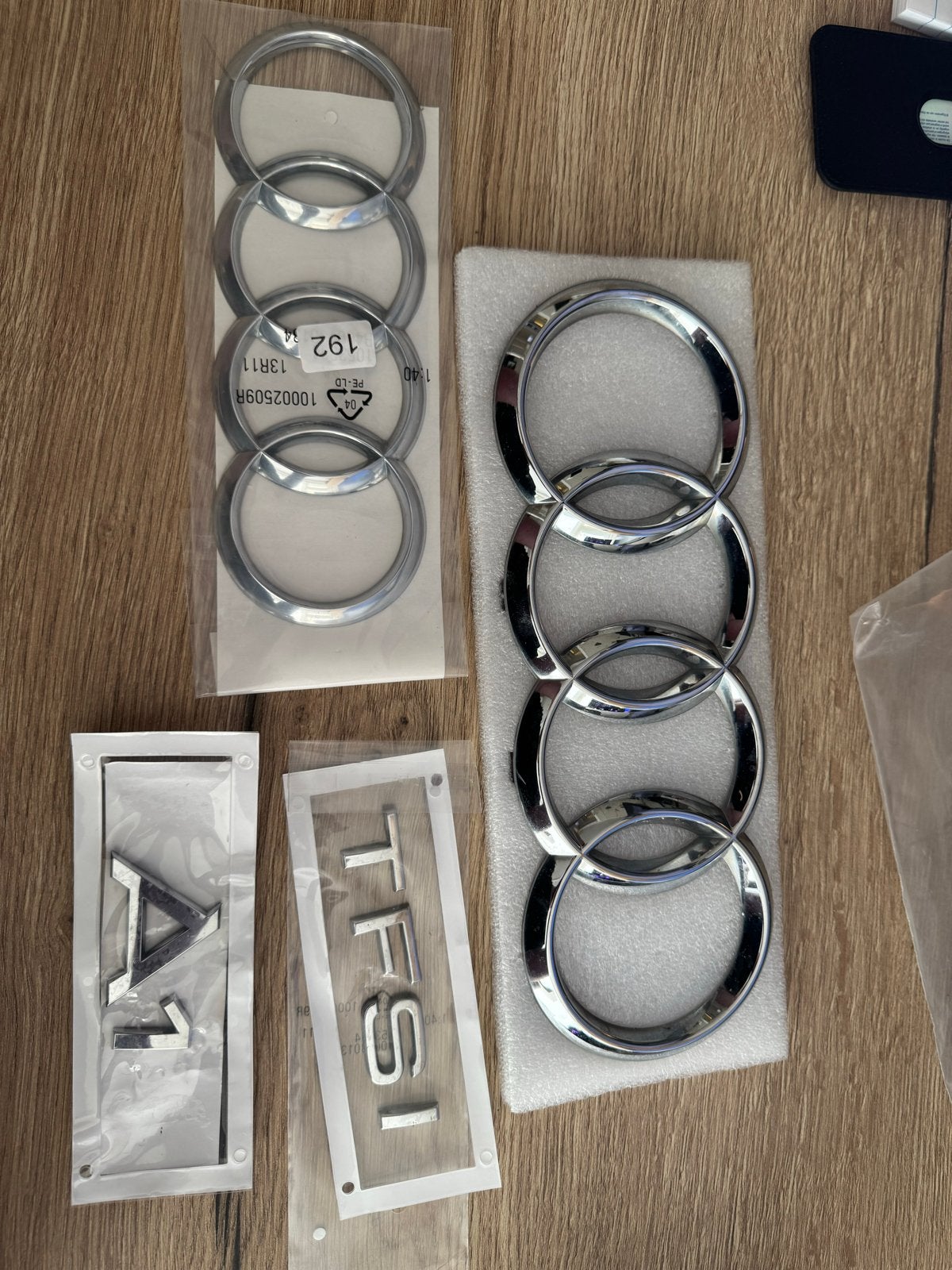 Audi logo en A1 TFSI emblemen orgineel, Gebruikt, Voor, Bumper, Audi