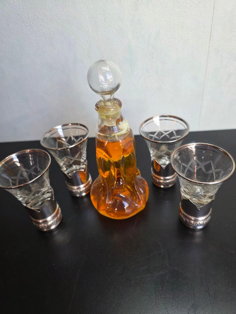 Klukkluk fles met 4 glaasjes in verzilverde houders, Ophalen of Verzenden
