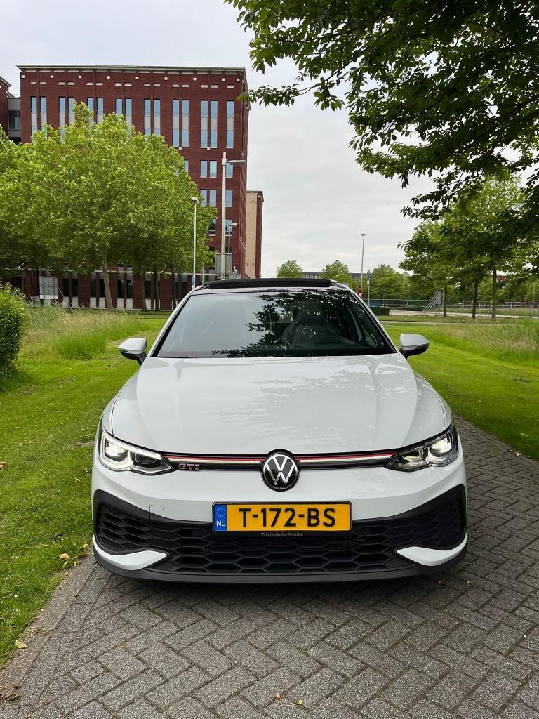 Volkswagen Golf 8 GTI Clubsport 300PK PANO! HUD! IQ LED! INR, Auto's, Volkswagen, 4 cilinders, 1984 cc, Wit, 75 €/maand