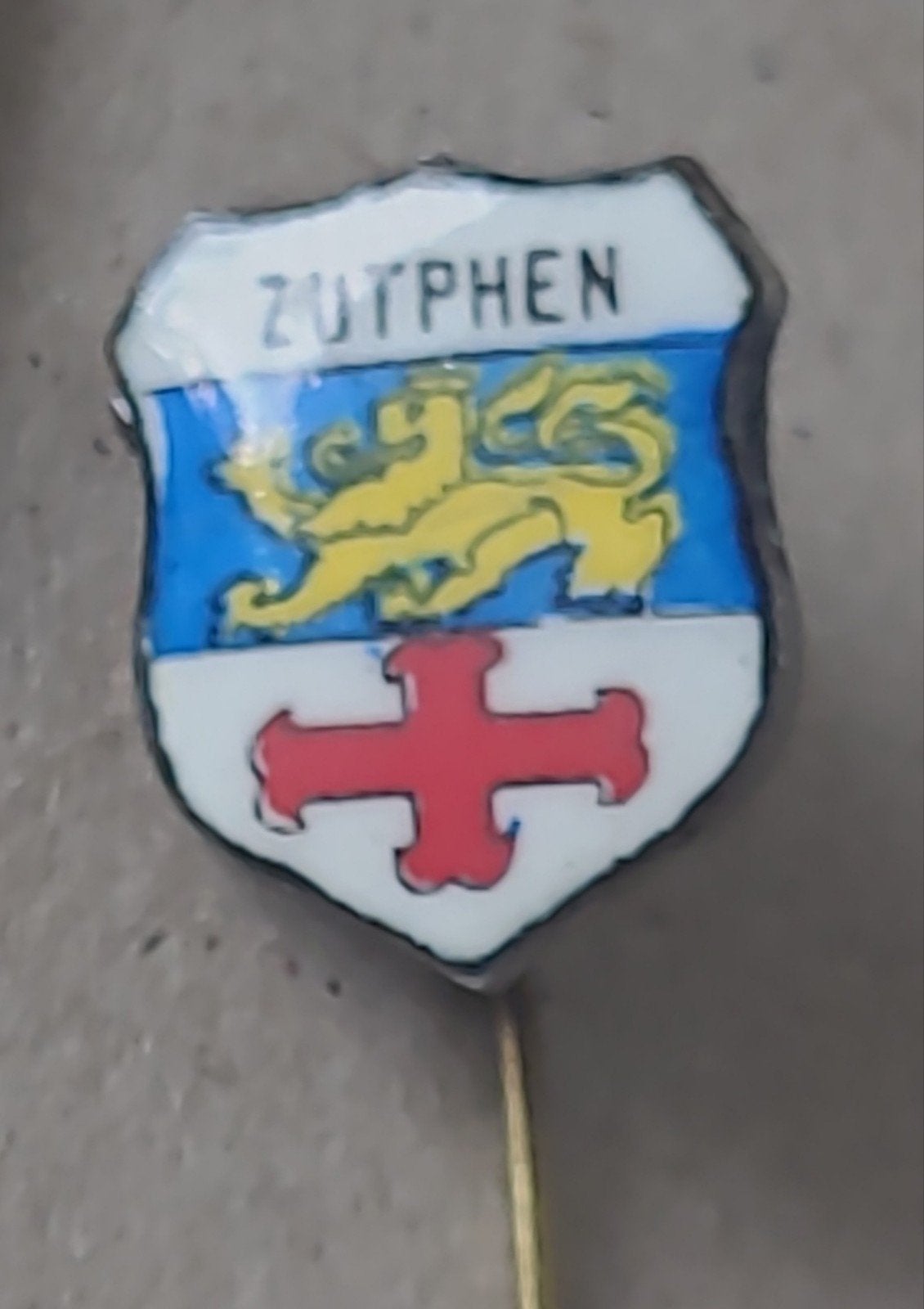 Emaille Speldje Zutphen Wapen Leeuw Kruisje, Verzenden