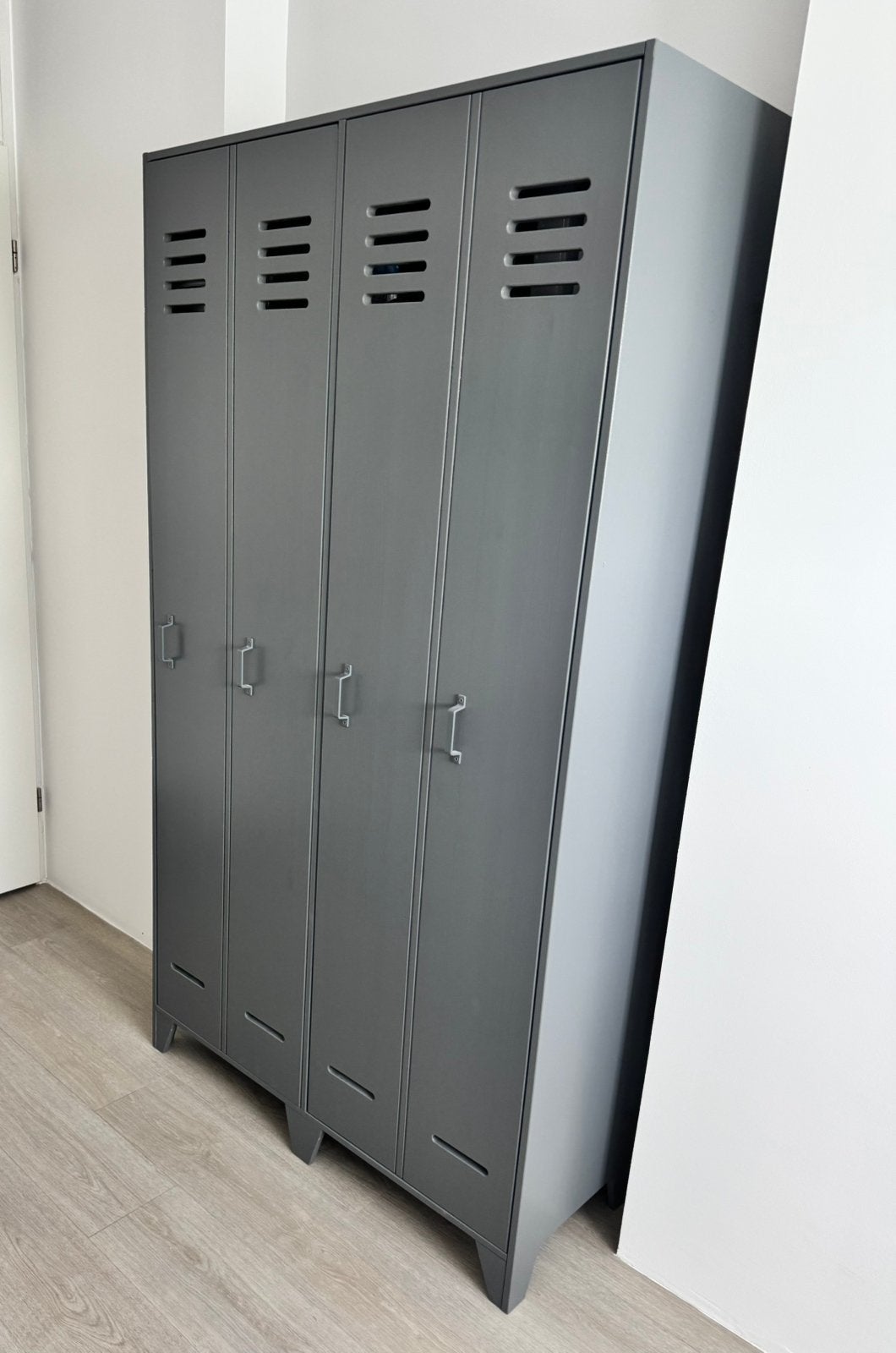 WOOOD Stijn 2-deurs lockerkast hoog - grijs - grenenhout, Huis en Inrichting, Ophalen, Zo goed als nieuw, Modern insustrieel