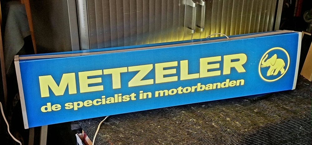 Vintage lichtbak van METZELER de specialist in motorbanden., Ophalen, Gebruikt, ., Lichtbak of (neon) lamp