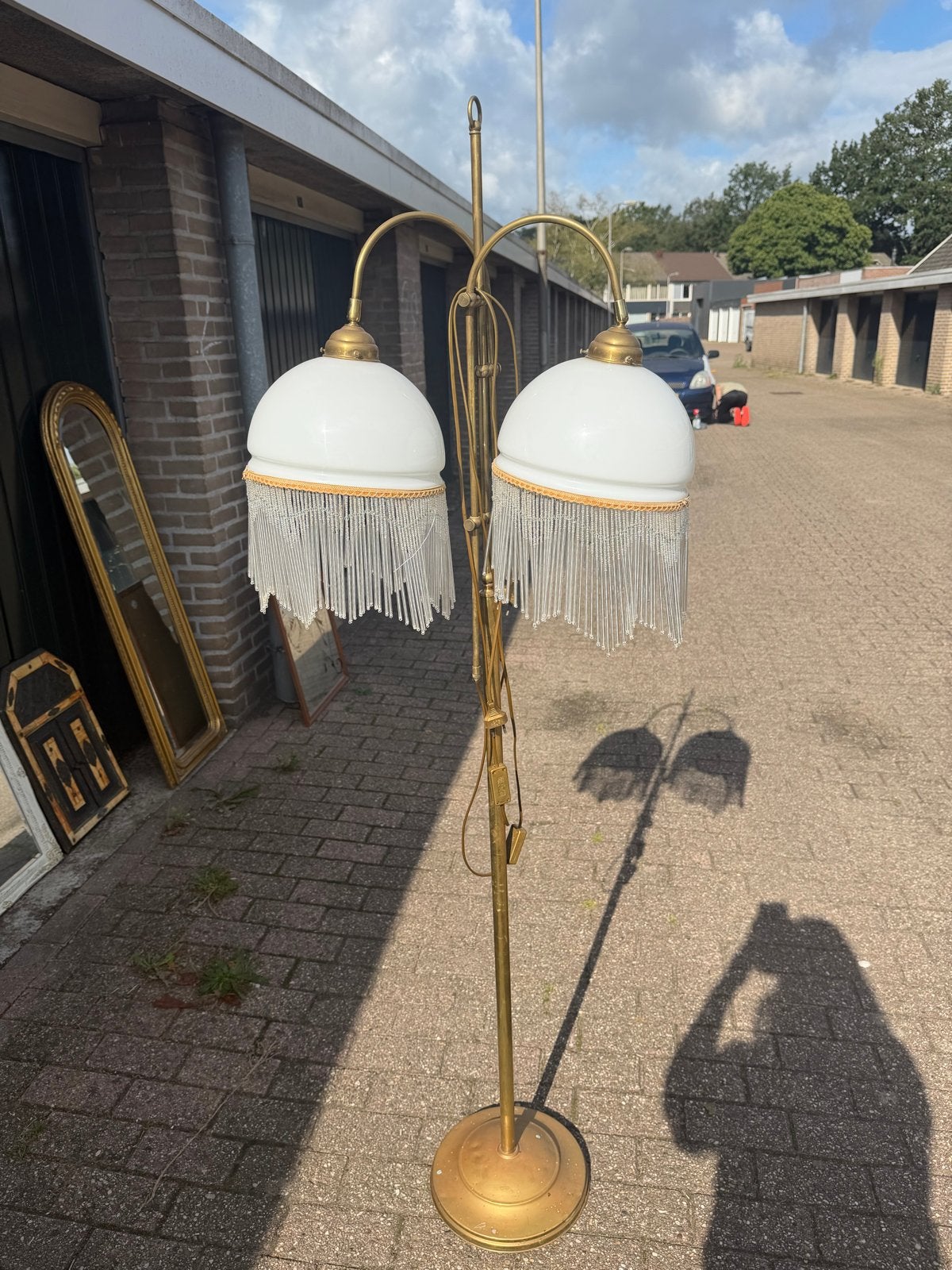 Authentieke messing vloerlamp met twee opaline kappen, Ophalen