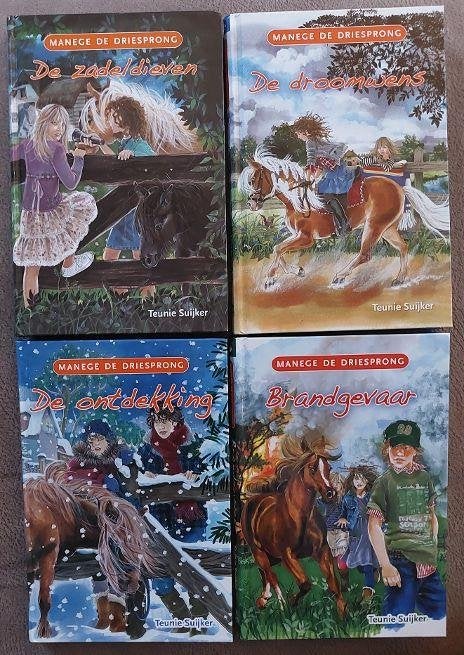 Teunie Suijker: Manege De Driesprong, deel 1, 2, 3 en 4, Ophalen of Verzenden, Zo goed als nieuw, Fictie algemeen