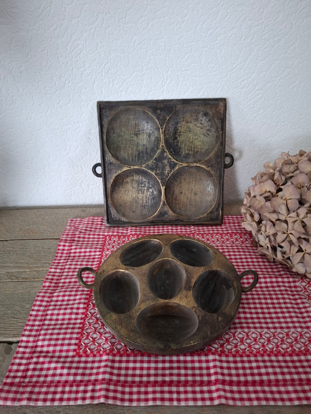 Antieke Bronzen Bakvormen set van 2 + ijzeren strijkijzer, Verzenden, Brons