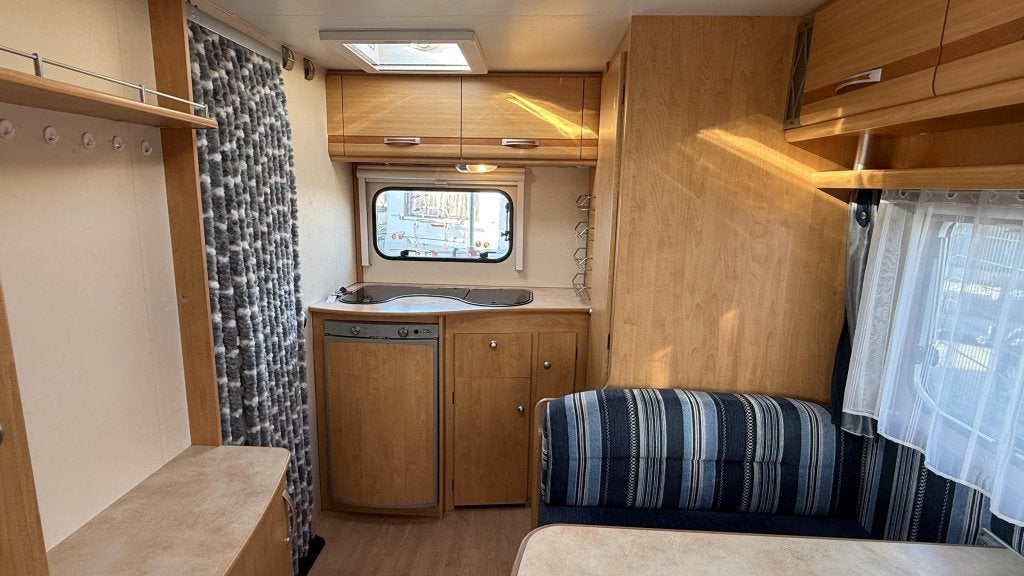 Caravelair Ambiance Style 400 CP bouwjaar 2009 met voortent, Fietsenrek, Bedrijf, Treinzit, 750 - 1000 kg