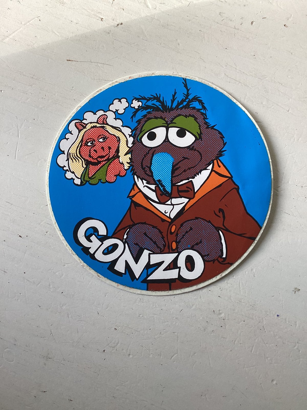 Sticker Gonzo/Miss Piggy The Muppets, Verzamelen, Verzenden, Zo goed als nieuw, Strip of Tekenfilm