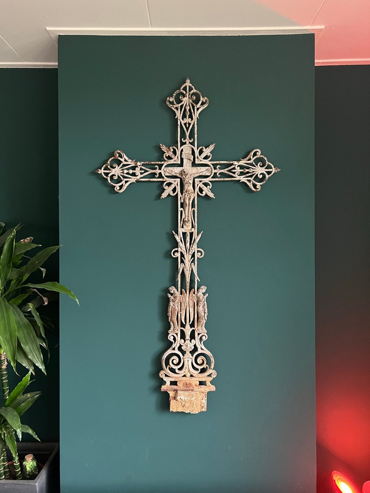 Antiek gietijzeren kruisbeeld met Christusfiguur, Antiek en Kunst, Ophalen of Verzenden