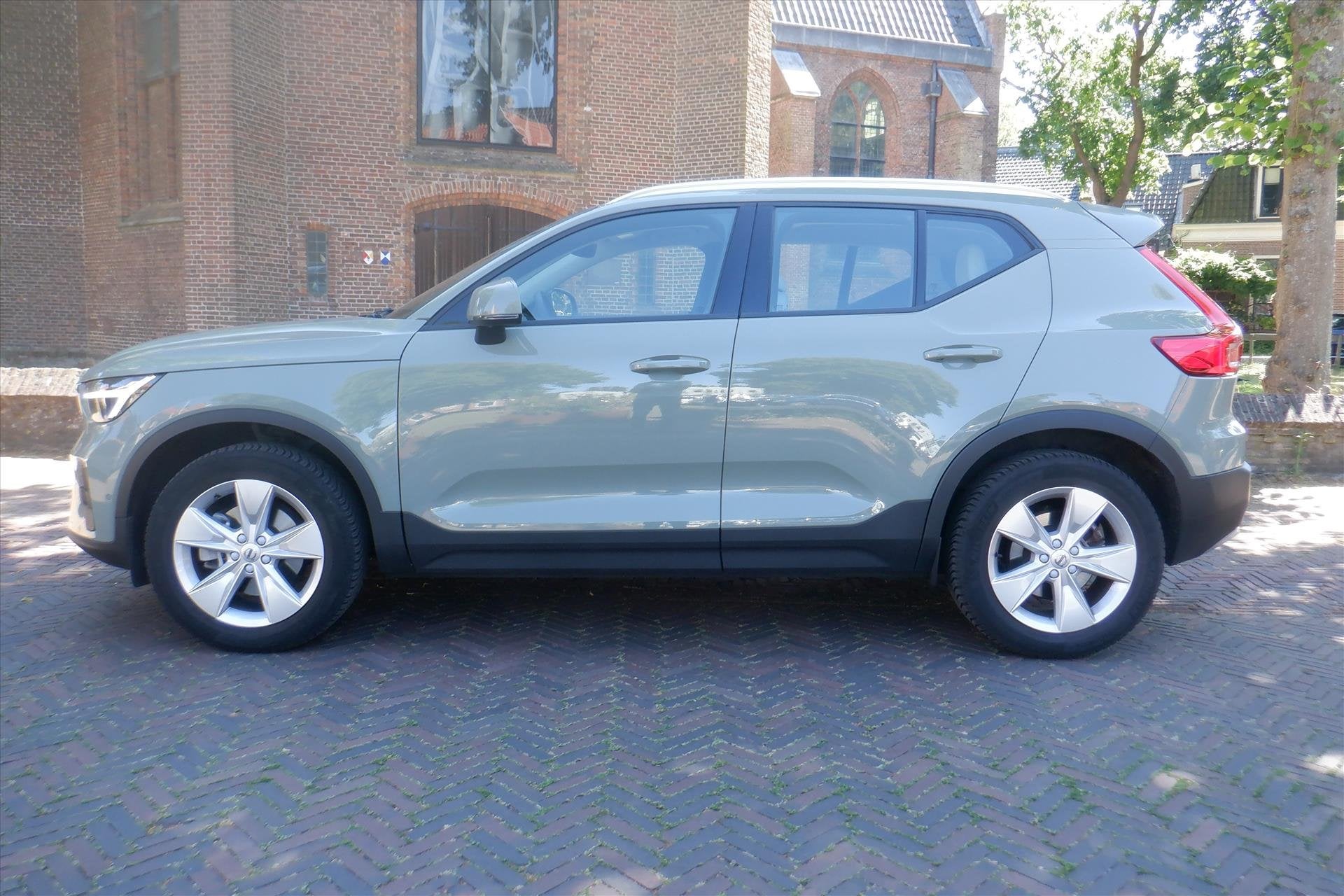 Volvo Xc40 B4 197pk Mild Hybrid Aut Core-LEER-360gr.CAMERA-2, Gebruikt, 4 cilinders, Regensensor, Bedrijf