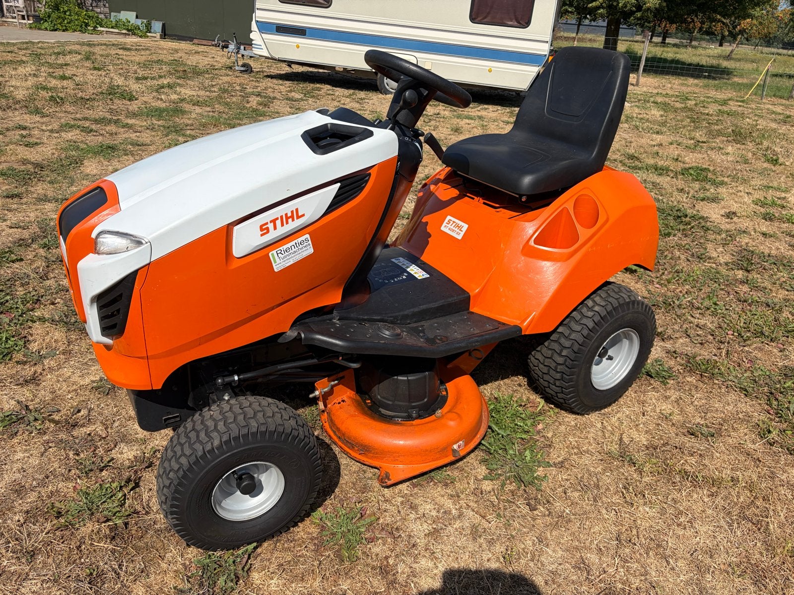 Stihl zitmaaier RT 4082, zo goed als nieuw, Tuin en Terras, Grasmaaiers, Ophalen, Cirkelmaaier, Zo goed als nieuw, Opvangbak