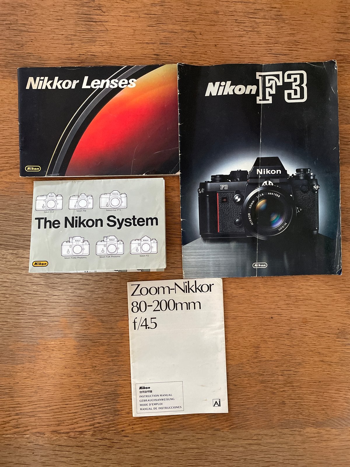 Nikon F3, Nikkor Lenzen & Zoom-Nikkor 80-200mm f/4.5 handlei, Ophalen of Verzenden, Gelezen