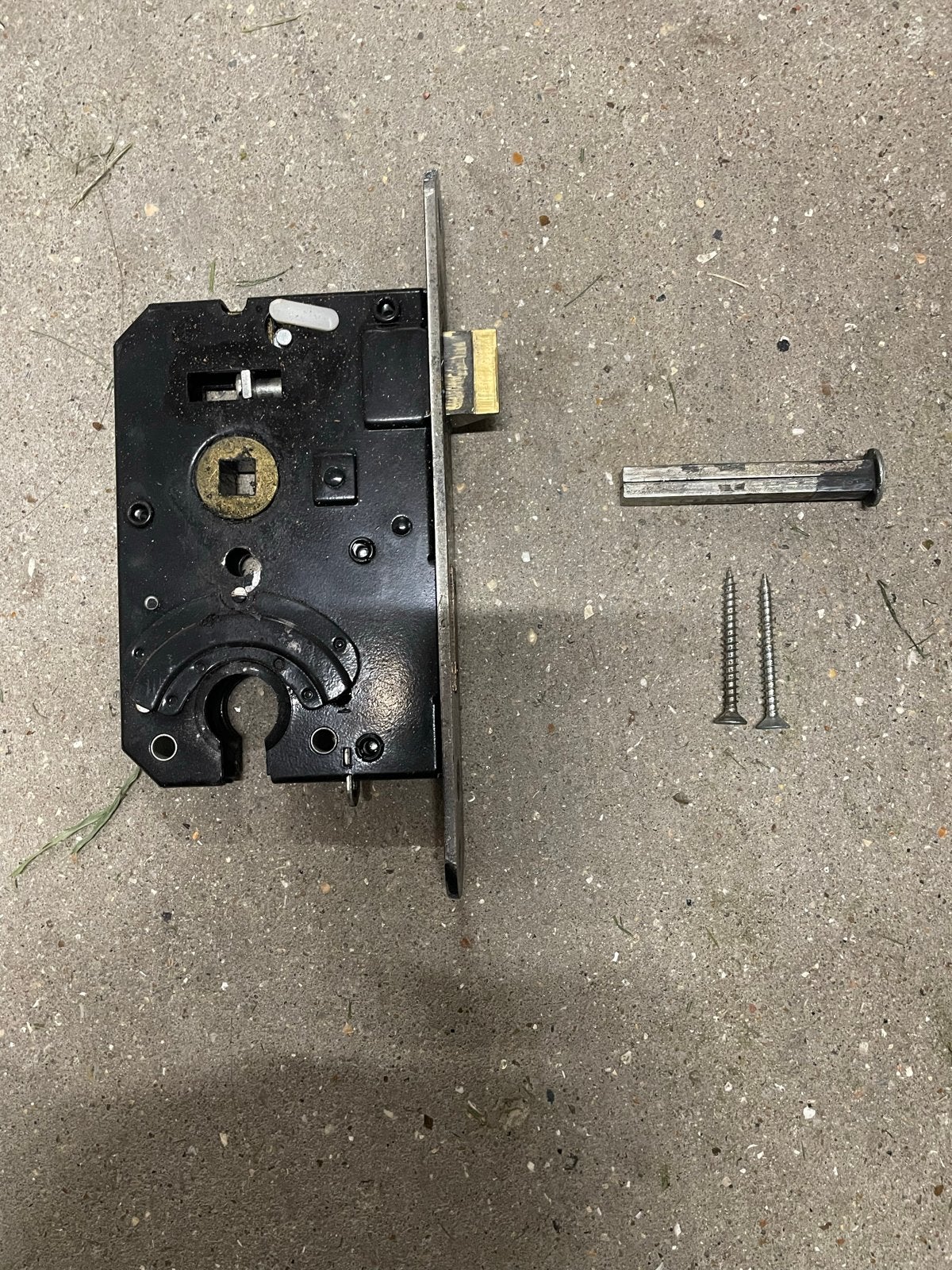 Deurslot met klinkmechanisme en bevestigingsmateriaal, Ophalen of Verzenden, Gebruikt, IJzer, Slot