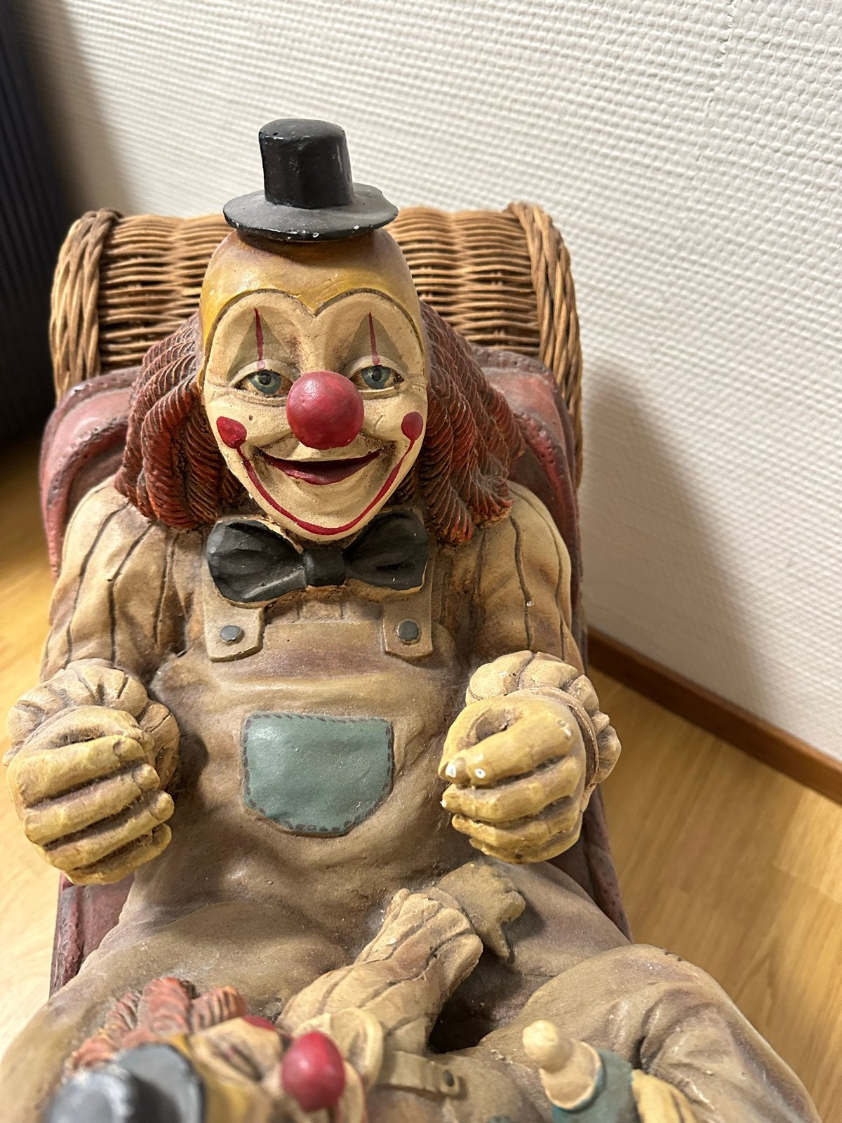 Decoratieve Clown Beeld op Rotan Bankje, Ophalen, Gebruikt