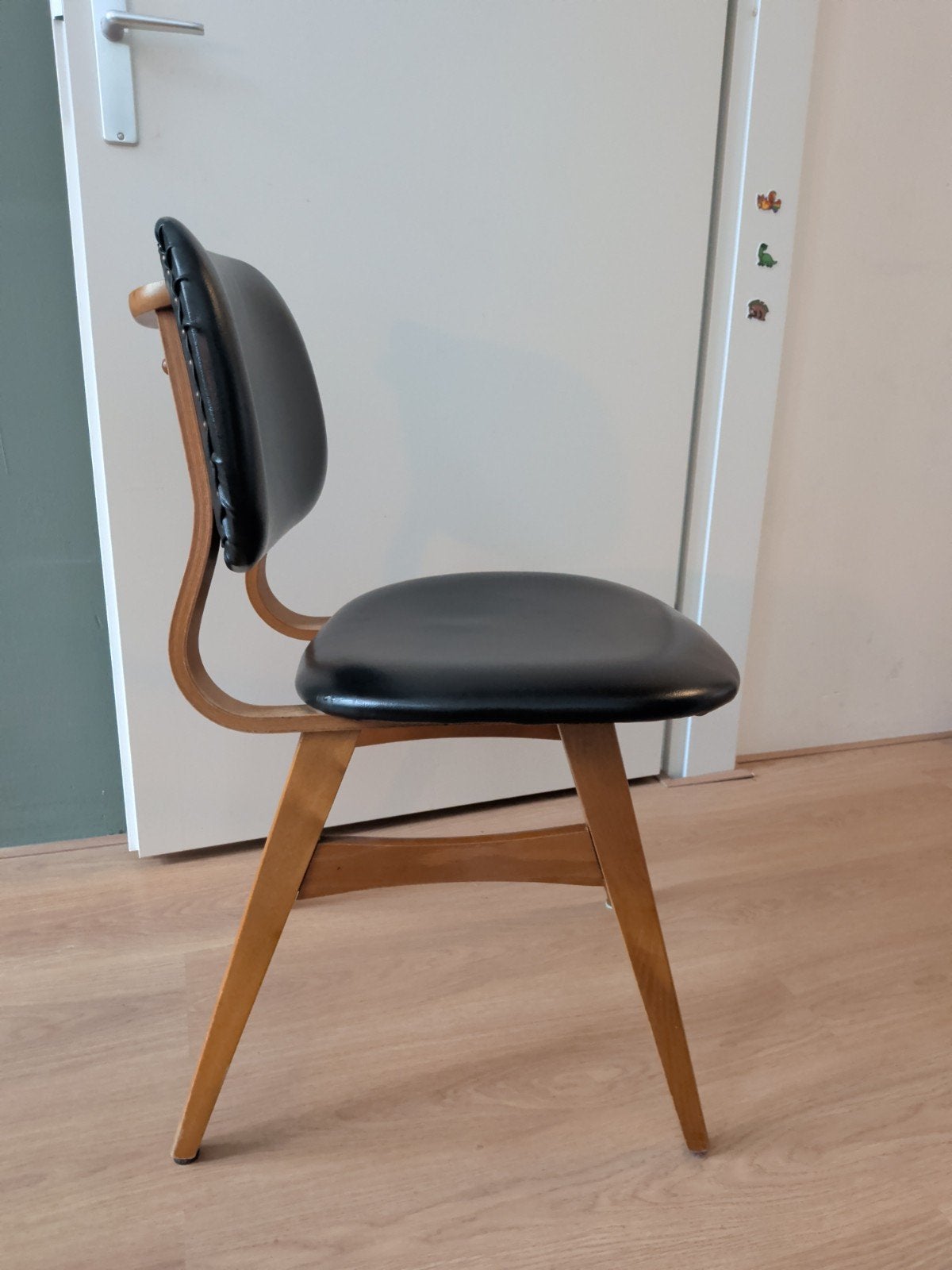 Admis Mid-Century Eetkamerstoel - Beukenhout & Zwart Leer, Antiek en Kunst, Ophalen