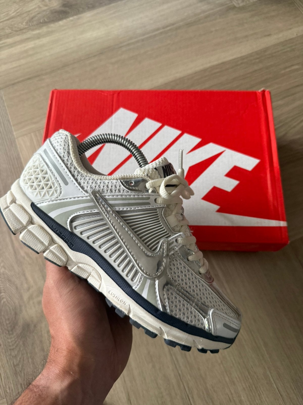 Nike zoom vomero 5 metallic beige 38, Verzenden, Zo goed als nieuw, Beige, Sneakers of Gympen